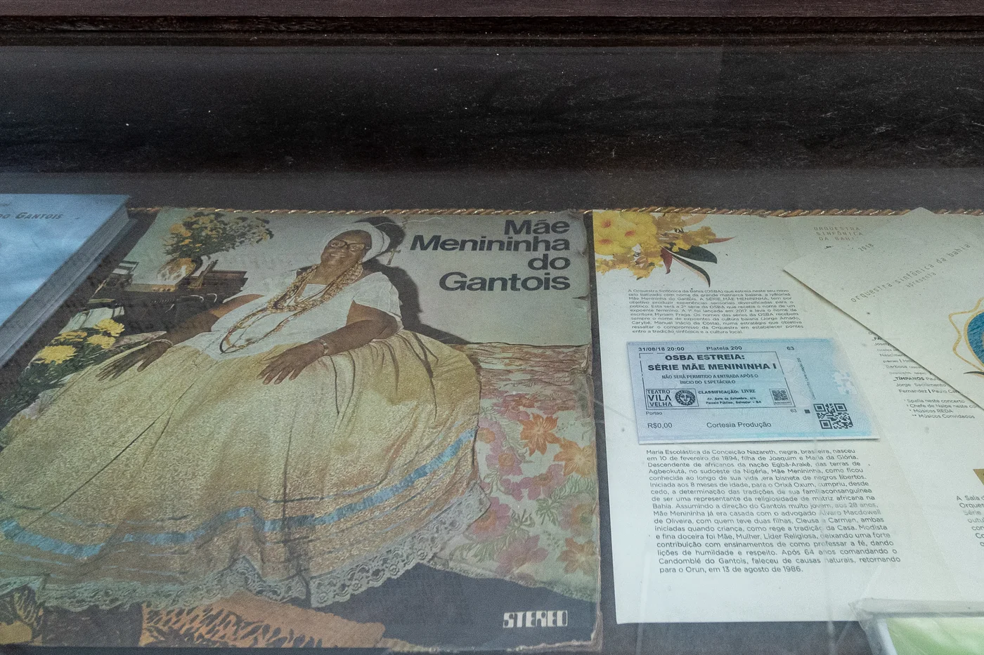 Disco de vinil, ingresso e folder de apresentação no Teatro Vila Velha