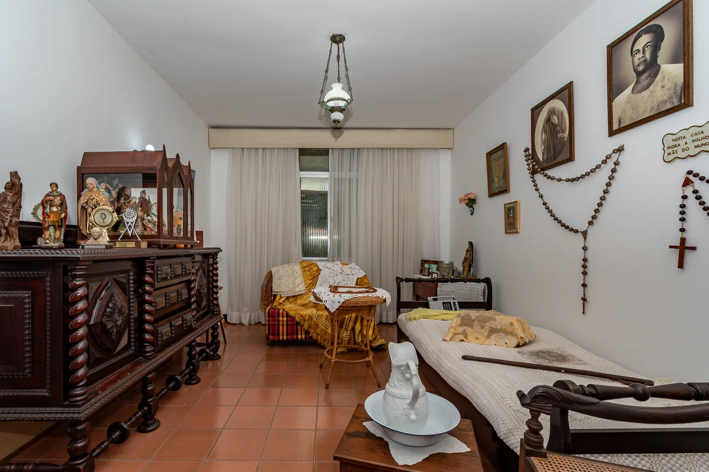 Mobiliário, imaginária, indumentária, objetos de uso pessoal, louças, fotografias e outros atributos.