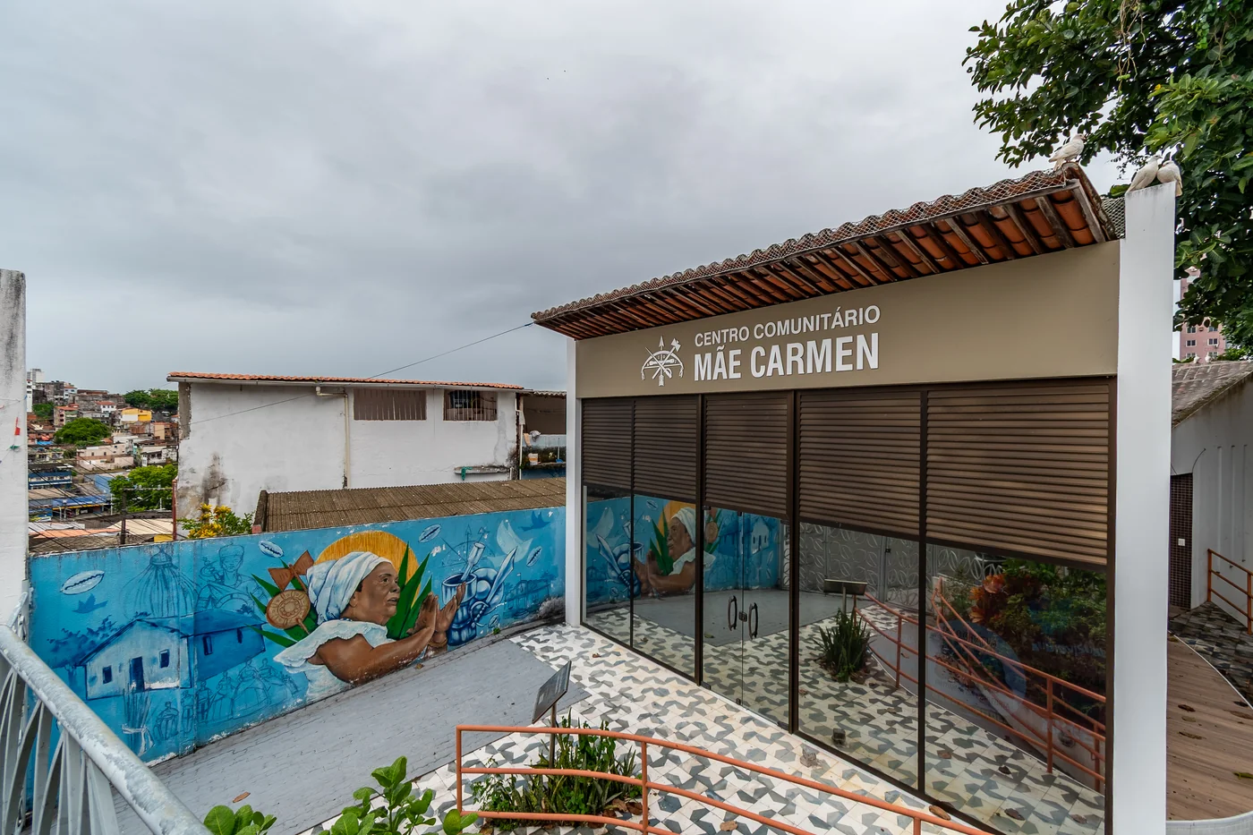 Imagem do Centro Comunitário Mãe Carmen, local de atividades culturais, de saúde, educação, artes, etnomusicologia, gastronomia, literatura, fotografia e audiovisual, teatro, dentre outros, além de estar alinhado às ações de educação patrimonial do Memorial Mãe Menininha.